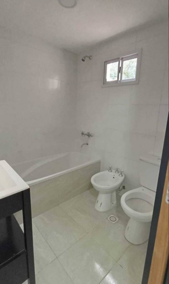 CASTELAR PH EN VENTA CON PATIO Y COCHERA APTO PROFESIONAL Y APTO CREDITO UN AMBIENTE.