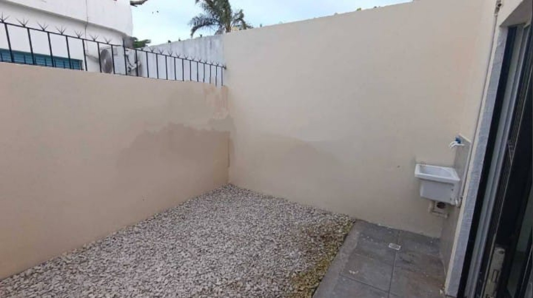 CASTELAR PH EN VENTA CON PATIO Y COCHERA APTO PROFESIONAL Y APTO CREDITO UN AMBIENTE.