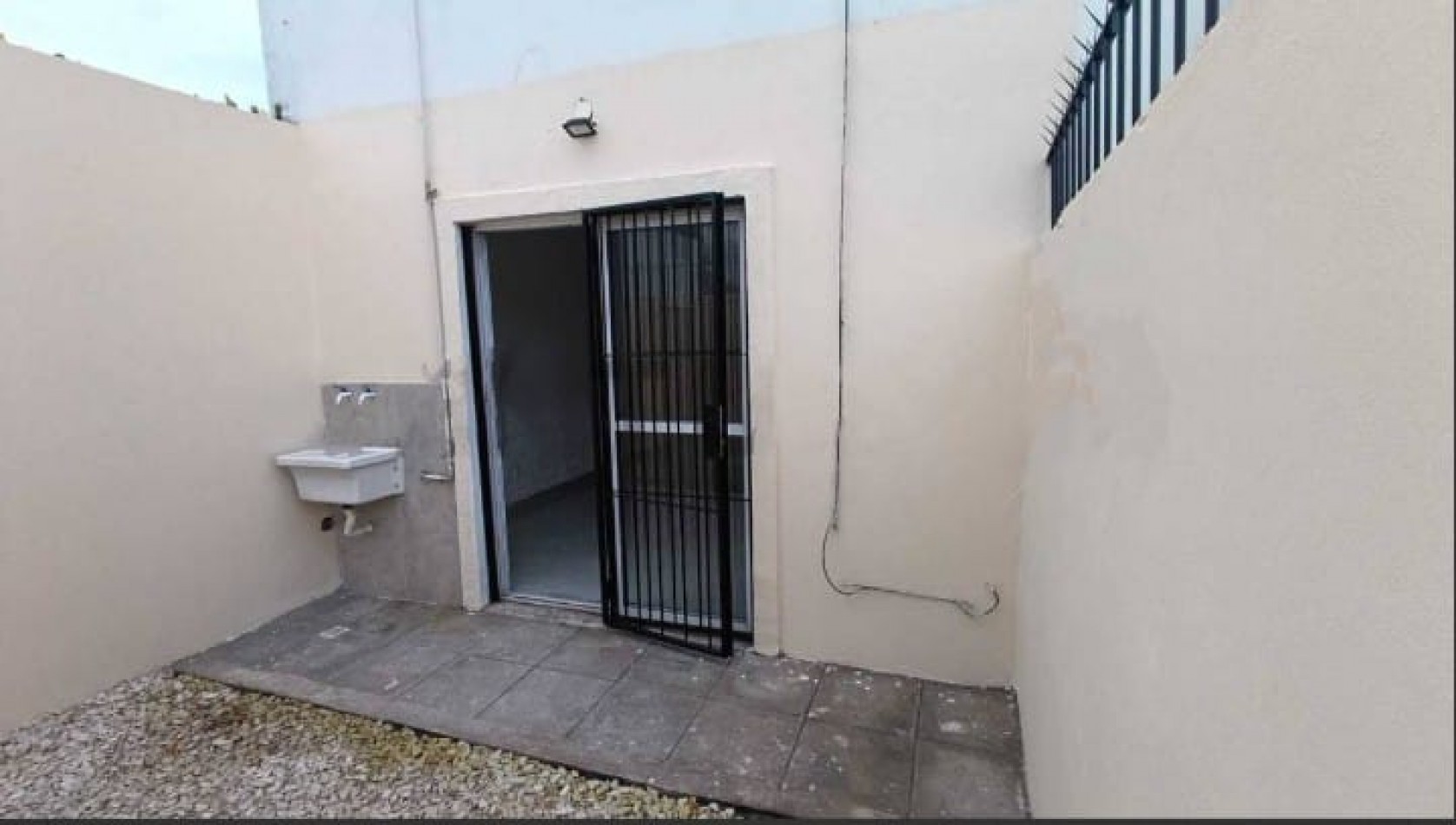 CASTELAR PH EN VENTA CON PATIO Y COCHERA APTO PROFESIONAL Y APTO CREDITO UN AMBIENTE.
