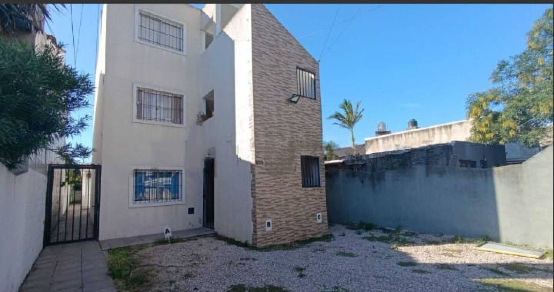 CASTELAR PH EN VENTA CON PATIO Y COCHERA APTO PROFESIONAL Y APTO CREDITO UN AMBIENTE.