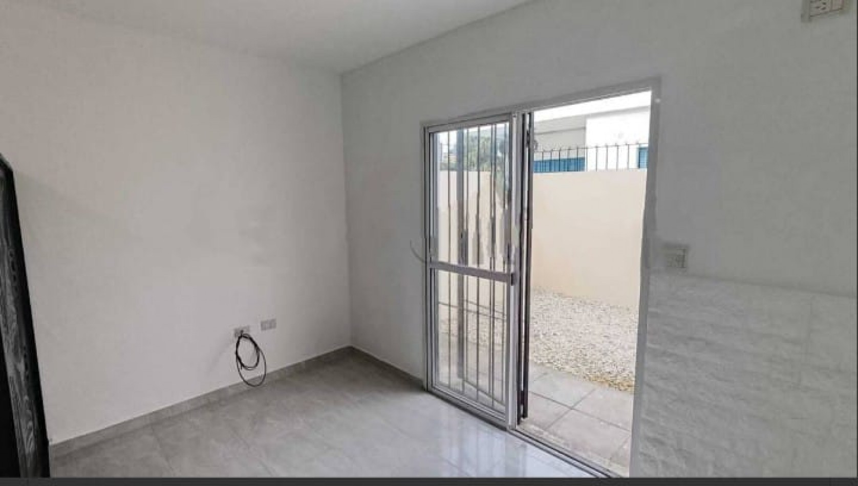 CASTELAR PH EN VENTA CON PATIO Y COCHERA APTO PROFESIONAL Y APTO CREDITO UN AMBIENTE.