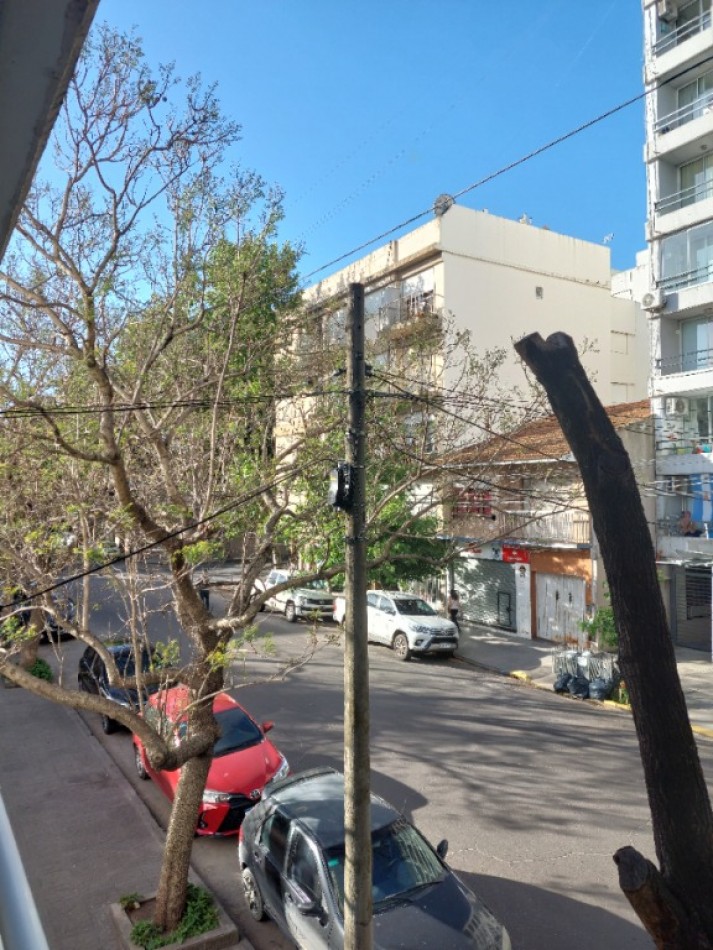 # MAR DEL PLATA-(LA PERLA) ,2AMB,COCHERA,FRENTE,EXCELENTE UBICACION METROS DE AVENIDA INDEPENDENCIA,