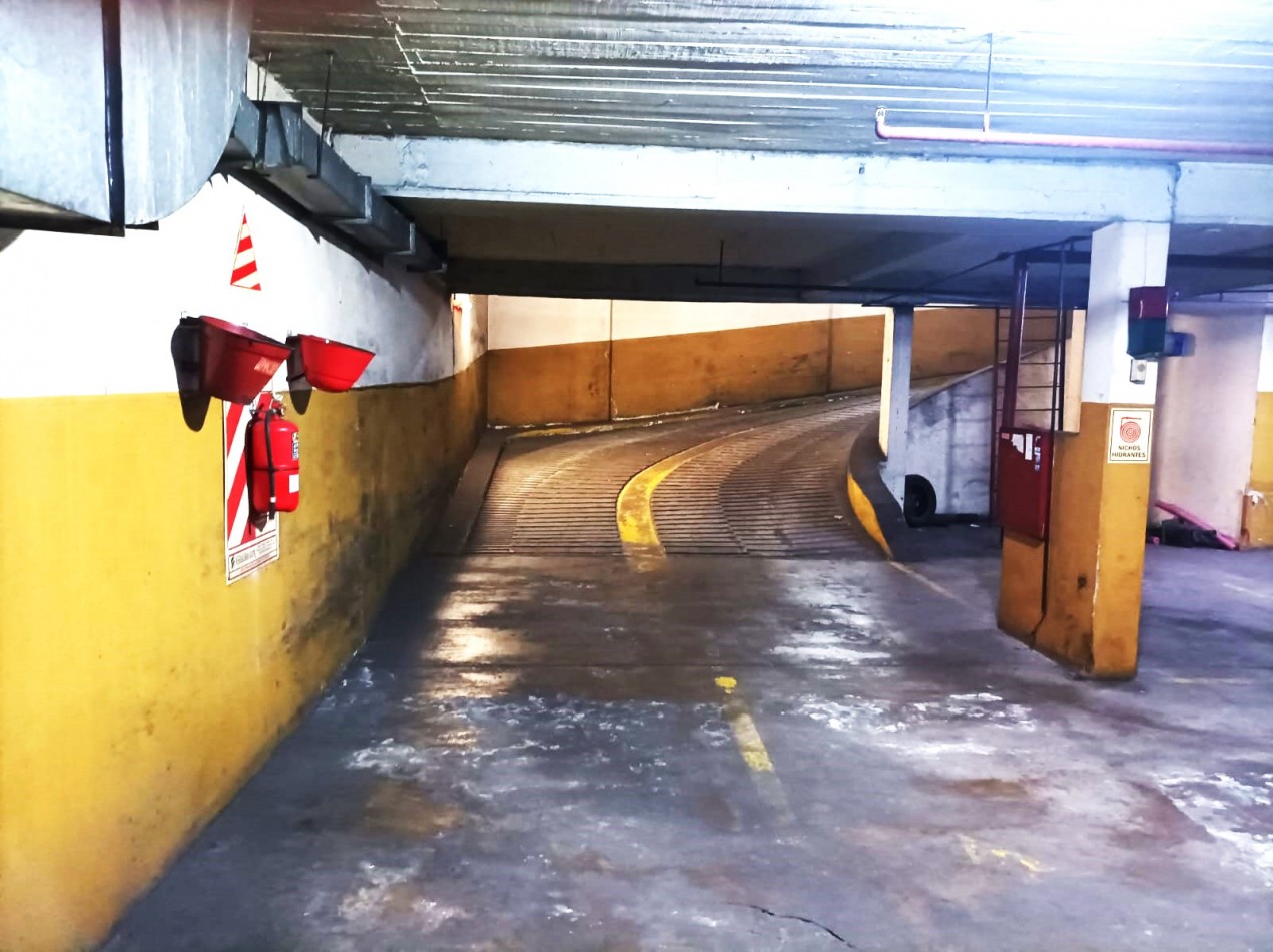 RECOCLETA, COCHERA, ACCESO POR RAMPA, EXCELENTE UBICACION BUENAS ARTERIAS DE ACCESO OPORTUNIDAD