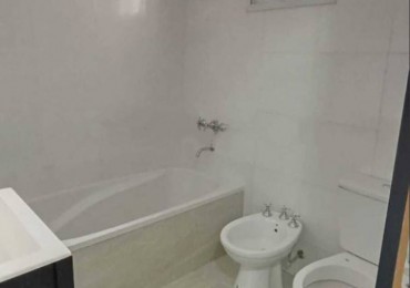 CASTELAR PH EN VENTA CON PATIO Y COCHERA APTO PROFESIONAL Y APTO CREDITO UN AMBIENTE.